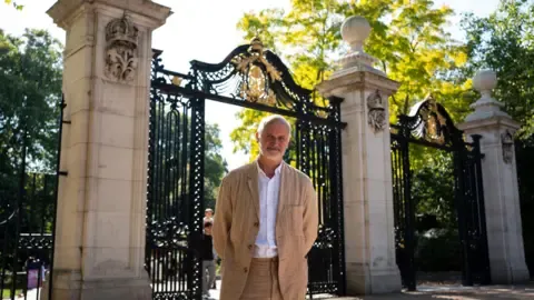 Sculptor Plans to Portray Royal's Majesty in Monument